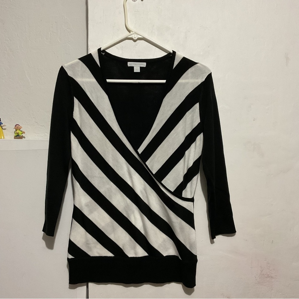 New York and company sweater black and white : Box R: